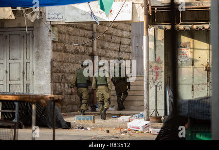 Hebron, Palästina. 6. Okt 2016. Israelische Armee (IDF) Soldaten gesehen suchen die leere Märkte in Hebron während eines Freitag Demonstration. Der West Bank in Palästina durch Israel seit 1967 besetzt. Militärische Kontrollpunkte, Blockaden, suchen, Schießereien und hauszerstörungen sind alle Teil des täglichen Lebens in den besetzten Gebieten. Credit: Ryan Ashcroft/SOPA Images/ZUMA Draht/Alamy leben Nachrichten Stockfoto