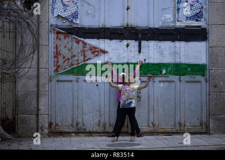 Hebron, Palästina. 4. Okt 2016. Zwei Mädchen gesehen neben ihrer Nationalflagge in dem Alten Markt in der Nähe von Shuhada Street posieren. Die West Bank in Palästina von Israel seit 1967 besetzt wurde. Militärische Kontrollpunkte, Blockaden, suchen, Schießereien und hauszerstörungen sind alle Teil des täglichen Lebens in den besetzten Gebieten. Credit: Ryan Ashcroft/SOPA Images/ZUMA Draht/Alamy leben Nachrichten Stockfoto