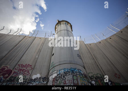 Bethlehem, Palästina. 8. Okt 2016. Der West Bank Wall, Bethlehem. Der West Bank in Palästina durch Israel seit 1967 besetzt. Militärische Kontrollpunkte, Blockaden, suchen, Schießereien und hauszerstörungen sind alle Teil des täglichen Lebens in den besetzten Gebieten. Credit: Ryan Ashcroft/SOPA Images/ZUMA Draht/Alamy leben Nachrichten Stockfoto