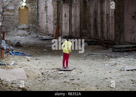 Hebron, Palästina. Okt, 2016 20. Eine palästinensische Mädchen gesehen am Alten Markt von Hebron. Die West Bank in Palästina von Israel seit 1967 besetzt wurde. Militärische Kontrollpunkte, Blockaden, suchen, Schießereien und hauszerstörungen sind alle Teil des täglichen Lebens in den besetzten Gebieten. Credit: Ryan Ashcroft/SOPA Images/ZUMA Draht/Alamy leben Nachrichten Stockfoto