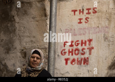 Hebron, Palästina. 9. Okt. 2016. Laila Hassan gesehen am Eingang des alten Markt in Hebron im Westjordanland in Palästina von Israel seit 1967 besetzt wurde. Militärische Kontrollpunkte, Blockaden, suchen, Schießereien und hauszerstörungen sind alle Teil des täglichen Lebens in den besetzten Gebieten. Credit: Ryan Ashcroft/SOPA Images/ZUMA Draht/Alamy leben Nachrichten Stockfoto