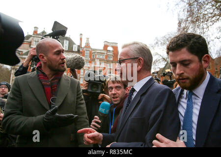 London, Großbritannien. 12 Dez, 2018. Michael Gove Staatssekretär für Umwelt, Ernährung und Angelegenheiten des ländlichen Raums zu sehen ist das Gespräch mit dem Reporter in College Green. Der britische Premierminister Theresa May stellen eine Herausforderung an Ihre Führung nach 48 Buchstaben Aufruf zum Wettbewerb, der an den Vorsitzenden des Ausschusses 1922 geliefert wurden. Credit: Dinendra Haria/SOPA Images/ZUMA Draht/Alamy leben Nachrichten Stockfoto