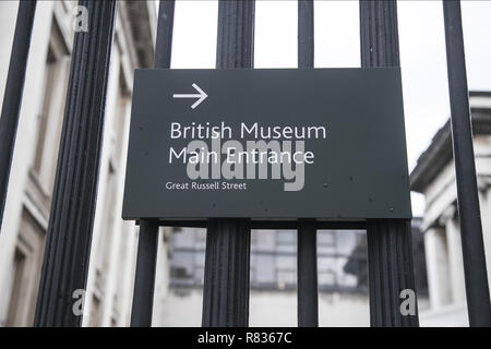 Vereinigtes Königreich. 29 Nov, 2018. Haupteingang Anmeldung im Museum gesehen. Das British Museum in London, England, Vereinigtes Königreich. Das Museum ist eine Anstalt des öffentlichen Rechts mit freien Eintritt, für die menschliche Geschichte, Kunst und Kultur gewidmet. Das Museum hat fast 6 Millionen Besucher pro Jahr und gilt als die beliebteste Attraktion im Land geordnet. Es wurde 1753 gegründet und hat mehr als 8 Millionen Objekte. Credit: Nicolas Economou/SOPA Images/ZUMA Draht/Alamy leben Nachrichten Stockfoto