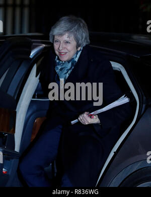 London, Großbritannien. 12 Dez, 2018. Der britische Premierminister Theresa May kehrt in Downing Street 10 nach einem Misstrauensvotum in London, Großbritannien, am Dez. 12, 2018. Theresa May am Mittwoch gewann mit grossem Vorsprung ein Vertrauensvotum durch ihre Kollegen konservativen Mitglieder des Parlaments. Credit: Han Yan/Xinhua/Alamy leben Nachrichten Stockfoto