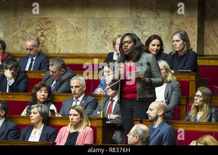 Paris, Ile de France, Frankreich. 12 Dez, 2018. Laetitia Avia Mitglieder der Versammlung gesehen in einer Rede auf der Tagung der Fragen an die Regierung in der Nationalversammlung. Credit: Thierry Le Fouille/SOPA Images/ZUMA Draht/Alamy leben Nachrichten Stockfoto