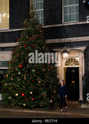 London, Großbritannien. 12 Dez, 2018. Der britische Premierminister Theresa May bereitet eine Erklärung nach dem Gewinn der Vertrauensfrage außerhalb 10 Downing Street in London, Großbritannien, am Dez. 12, 2018. Theresa May am Mittwoch gewann mit grossem Vorsprung ein Vertrauensvotum durch ihre Kollegen konservativen Mitglieder des Parlaments. Credit: Han Yan/Xinhua/Alamy leben Nachrichten Stockfoto