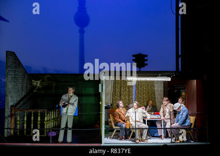 Berlin, Deutschland. 12 Dez, 2018. Akteure erscheinen an der Volksbühne während der Foto Probe des Stücks "haußmanns Staatssicherheitstheater" von Leander Haußmann. Credit: Christoph Soeder/dpa/Alamy leben Nachrichten Stockfoto