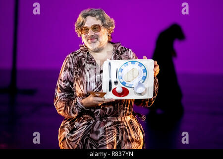 Berlin, Deutschland. 12 Dez, 2018. Waldemar Kobus erscheint an der Volksbühne während der Foto Probe des Stücks "haußmanns Staatssicherheitstheater" von Leander Haußmann. Credit: Christoph Soeder/dpa/Alamy leben Nachrichten Stockfoto