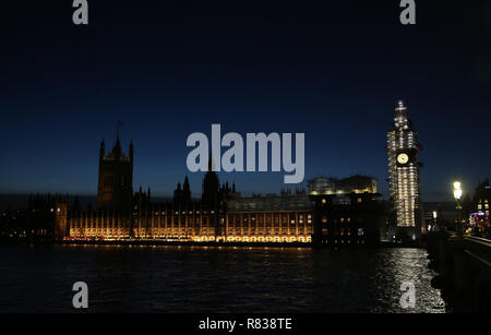 (181213) -- LONDON, Dez. 13, 2018 (Xinhua) - die Sonne hinter den Häusern des Parlaments in London, Großbritannien am Dez. 12, 2018. Der britische Premierminister Theresa May am Mittwoch gewann mit grossem Vorsprung ein Vertrauensvotum durch ihre Kollegen konservativen Mitglieder des Parlaments. (Xinhua / Isabel Infantes) (yy) Stockfoto