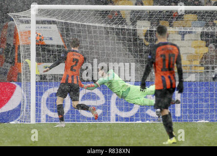 Kiew, Ukraine. 13 Dez, 2018. Fekir von Lyon ein Tor während der UEFA Champions League Gruppe F Fußballspiel zwischen Shakhtar Donetsk und Lyon an der NSK Olimpiyskyi in Kiew, Ukraine, 12. Dezember 2018. Credit: anatolii Stepanov/ZUMA Draht/Alamy leben Nachrichten Stockfoto