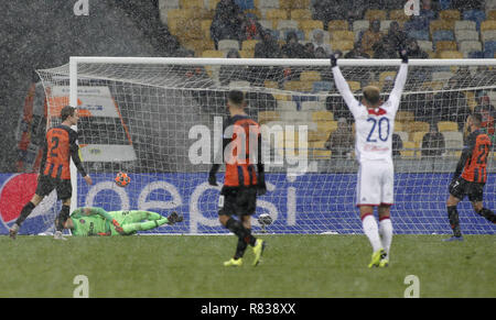 Kiew, Ukraine. 13 Dez, 2018. Fekir von Lyon ein Tor während der UEFA Champions League Gruppe F Fußballspiel zwischen Shakhtar Donetsk und Lyon an der NSK Olimpiyskyi in Kiew, Ukraine, 12. Dezember 2018. Credit: anatolii Stepanov/ZUMA Draht/Alamy leben Nachrichten Stockfoto