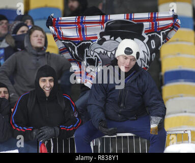 Kiew, Ukraine. 13 Dez, 2018. Fans der Lyon Reagieren während der UEFA Champions League Gruppe F Fußballspiel zwischen Shakhtar Donetsk und Lyon an der NSK Olimpiyskyi in Kiew, Ukraine, 12. Dezember 2018. Credit: anatolii Stepanov/ZUMA Draht/Alamy leben Nachrichten Stockfoto