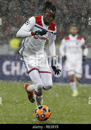 Kiew, Ukraine. 12 Dez, 2018. Bertrand Traoré von Lyon in Aktion während der UEFA Champions League Gruppe F Fußballspiel zwischen Shakhtar Donetsk und Lyon an der NSK Olimpiyskyi in Kiew, Ukraine, 12. Dezember 2018. Credit: anatolii Stepanov/ZUMA Draht/Alamy leben Nachrichten Stockfoto