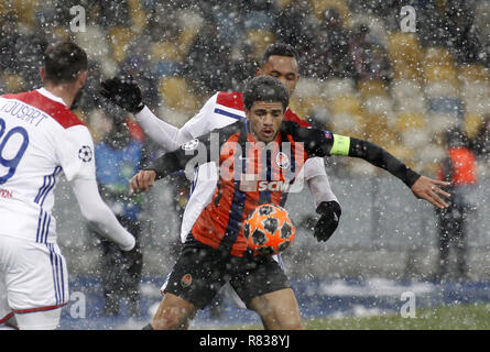 Kiew, Ukraine. 12 Dez, 2018. Taison von Bergmann in acnion während der UEFA Champions League Gruppe F Fußballspiel zwischen Shakhtar Donetsk und Lyon an der NSK Olimpiyskyi in Kiew, Ukraine, 12. Dezember 2018. Credit: anatolii Stepanov/ZUMA Draht/Alamy leben Nachrichten Stockfoto