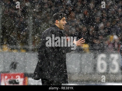 Kiew, Ukraine. 12 Dez, 2018. Shakhtar Trainer Paulo Fonseca Gesten während der UEFA Champions League Gruppe F Fußballspiel zwischen Shakhtar Donetsk und Lyon an der NSK Olimpiyskyi in Kiew, Ukraine, 12. Dezember 2018. Credit: anatolii Stepanov/ZUMA Draht/Alamy leben Nachrichten Stockfoto