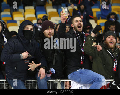 Kiew, Ukraine. 12 Dez, 2018. Fans der Lyon Reagieren während der UEFA Champions League Gruppe F Fußballspiel zwischen Shakhtar Donetsk und Lyon an der NSK Olimpiyskyi in Kiew, Ukraine, 12. Dezember 2018. Credit: anatolii Stepanov/ZUMA Draht/Alamy leben Nachrichten Stockfoto