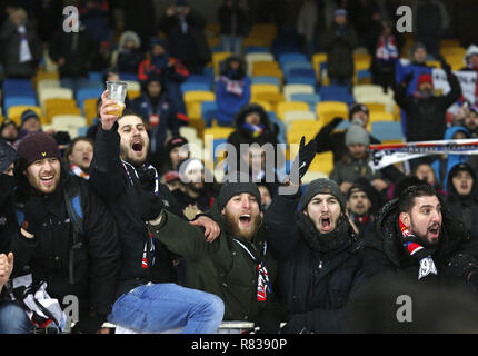 Kiew, Ukraine. 12 Dez, 2018. Fans der Lyon reagieren nach dem UEFA Champions League Gruppe F Fußballspiel zwischen Shakhtar Donetsk und Lyon an der NSK Olimpiyskyi in Kiew, Ukraine, 12. Dezember 2018. Credit: anatolii Stepanov/ZUMA Draht/Alamy leben Nachrichten Stockfoto