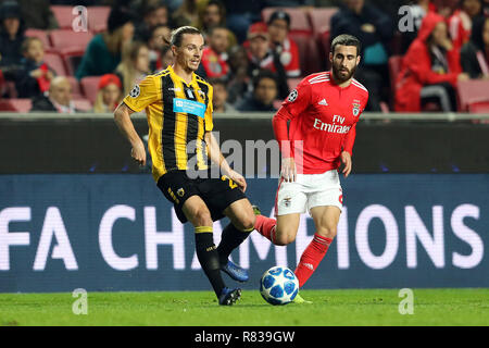 Lissabon, Portugal. 12 Dez, 2018. Niklas Hult von AEK Athen F.C. (L) Mias für den Ball mit Rafa Silva von SL Benfica (R) während der UEFA Champions League 2018/19 Fußballspiel zwischen SL Benfica vs AEK Athen F.C. Quelle: David Martins/SOPA Images/ZUMA Draht/Alamy leben Nachrichten Stockfoto