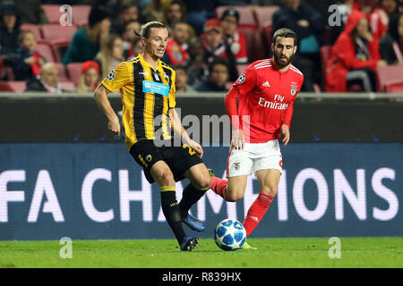 Niklas Hult von AEK Athen F.C. (L) Mias für den Ball mit Rafa Silva von SL Benfica (R) während der UEFA Champions League 2018/19 Fußballspiel zwischen SL Benfica vs AEK Athen F.C. (Final Score: SL Benfica 1:0 AEK Athen F.C.) Stockfoto