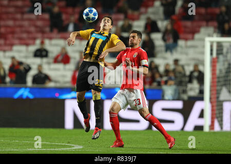 Niklas Hult von AEK Athen F.C. (L) Mias für den Ball mit Jardel Nivaldo Vieira von SL Benfica (R) während der UEFA Champions League 2018/19 Fußballspiel zwischen SL Benfica vs AEK Athen F.C. (Final Score: SL Benfica 1:0 AEK Athen F.C.) Stockfoto