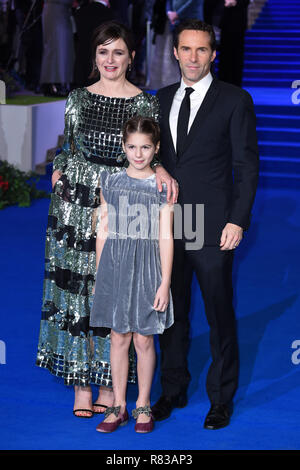 London, Großbritannien. Dezember 12, 2018: Emily Mortimer, Alessandro Nivola & Tochter kann an der BRITISCHEN Premiere von 'Mary Poppins gibt 'in der Royal Albert Hall, London. Bild: Steve Vas/Featureflash Credit: Paul Smith/Alamy leben Nachrichten Stockfoto