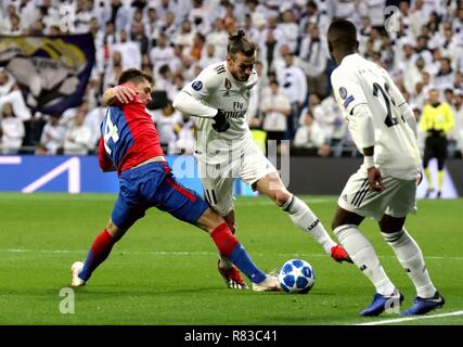 Madrid, Spanien. 12 Dez, 2018. Von Real Madrid Gareth Bale (C) konkurriert mit CSKA Moskau Kirill Nababkin (L) während der UEFA Champions League Gruppe G Fußballspiel in Madrid, Spanien, am Dez. 12, 2018. Real Madrid 0-3. Credit: Edward Lopez Peters/Xinhua/Alamy leben Nachrichten Stockfoto