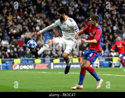 Madrid, Spanien. 12 Dez, 2018. Von Real Madrid Isco (L) Mias mit CSKA Moskau Kirill Nababkin während der UEFA Champions League Gruppe G Fußballspiel in Madrid, Spanien, am Dez. 12, 2018. Real Madrid 0-3. Credit: Edward Lopez Peters/Xinhua/Alamy leben Nachrichten Stockfoto