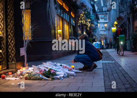 Straßburg, Frankreich. 13. Dez 2018. 13. Dezember 2018 Frankreich (Frankreich), Straßburg: ein Mann, der eine Kerze in der Nähe des Straßburger Weihnachtsmarkt der Opfer des Anschlags vom 12.12. 2018. Hier ein Attentäter hatte zwei Menschen erschossen. Der 29-Jährige ist noch auf der Flucht. Foto: Sebastian Gollnow/dpa Quelle: dpa Picture alliance/Alamy leben Nachrichten Stockfoto