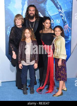 Hollywood, Kalifornien, USA. 12 Dez, 2018. Coni Momoa, Jason Momoa, Lisa Bonet, Nakoa-Wolf Momoa und Lola Iolani Momoa kommt für Aquaman', die 'Los Angeles Premiere auf dem chinesischen Theater. Credit: Lisa O'Connor/ZUMA Draht/Alamy leben Nachrichten Stockfoto