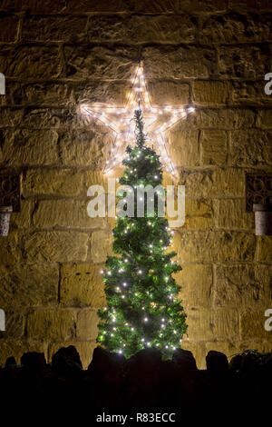 Weihnachtsdekoration außerhalb einer Cottage in der Nacht im Broadway Cotswolds, Worchestershire, England Stockfoto