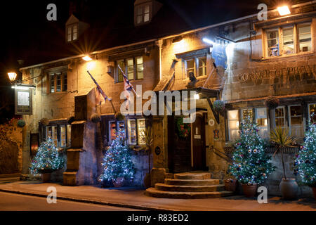 Eckschrank Inn und Weihnachtsbäume in der Nacht. Winchcombe, Cotswolds, Gloucestershire, England Stockfoto