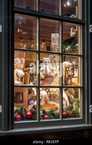 Durham house Antiquitäten center Weihnachten shop Fenster in der Nacht. Verstauen auf der Wold, Cotswolds, Gloucestershire, England Stockfoto