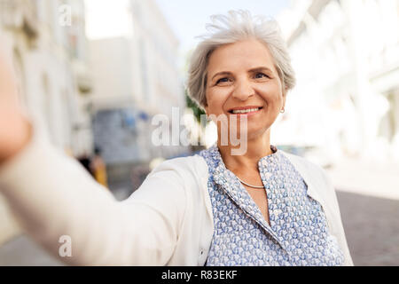 Gerne ältere Frau unter selfie auf Stadt. Stockfoto
