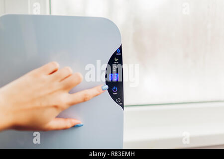 Luftentfeuchter mit Touch Panel funktioniert durch nasse Fenster in der  Wohnung. Die Luftfeuchtigkeit auf Fenster geschrieben. Hohe Feuchtigkeit  Konzept Stockfotografie - Alamy