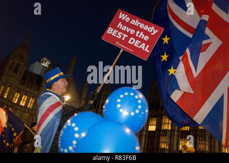 Wie das Mißtrauensvotum für Premierminister Theresa's kann die Führung in der Konservativen Partei tritt wegen ihrer Handhabung des Brexit Abkommen mit der EU, der Rest Aktivist Steve Bray Proteste gegenüber dem Parlament in Westminster, am 12. Dezember 2018 in London, England. Stockfoto
