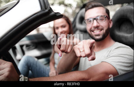 Liebespaar in einem Cabrio auf Sie Stockfoto