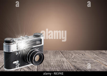 Retro Kamera auf einem Holz- Oberfläche mit einem integrierten Blitz Stockfoto