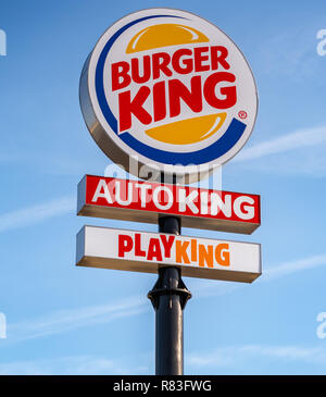 Valencia, Spanien - 12. Dezember 2018: Eine grosse abgerundete Burger King, Auto König und Playking Zeichen gegen den blauen Himmel. Große schwarze Post. Stockfoto