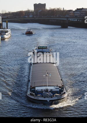 Bremen, Deutschland - Dezember 11th, 2018 - Cargo Schiff auf dem Fluss Stockfoto