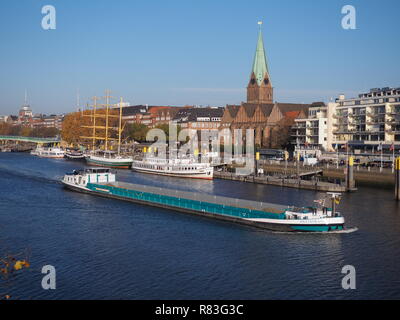 Bremen, Deutschland - 17. November, 2018 - Weser mit historischen waterfrontm günstig chartern Schiffe und frachtschiff vorbei Stockfoto