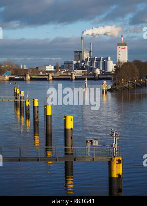 Bremen, Deutschland - Dezember 11th, 2018 - Wasserkraftwerk an der Weser, bei der die Zeile der gelben Dalben im Vordergrund. Stockfoto