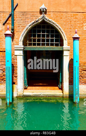 Tor mit Liegeplatz Pole der alten venezianischen Haus von Canal in Venedig, Italien Stockfoto