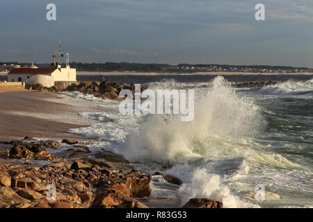 Sonnig stürmisch Seascape von Nossa Senhora da Guia (Unsere Liebe Frau von der Beratung), Ave Flussmündung, Vila do Conde, Portugal Stockfoto