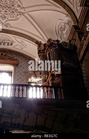 Porto, Portugal, 4. März 2015: alte Orgel von Oporto Barmherzigkeit Kirche (Igreja da Misericordia do Porto). Diese Kirche wurde von Nasoni in den acht umgebaut Stockfoto