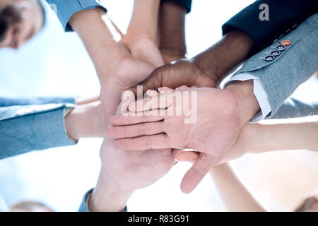 Low Angle View von Fit die Leute stapeln Hände Stockfoto