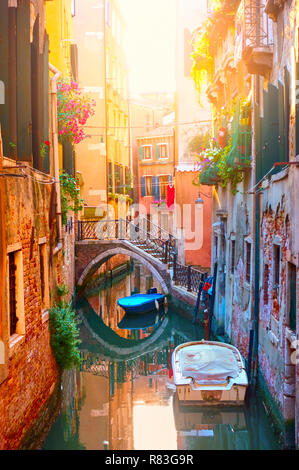 Malerischen kleinen Kanal mit Brücke und Boote in Venedig am Abend, Italien Stockfoto