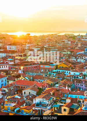 Venezianischen Dächer von oben bei Sonnenuntergang, Venedig, Italien Stockfoto