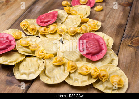 Ravioli wie Weihnachten Baum auf Holz- Hintergrund. Ferien in Italien. Die Einrichtung der Küche. Freier Platz für Text Stockfoto