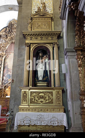 Porto, Portugal, 4. März 2015: altes Bild der Madonna mit dem Jesuskind in ihren Armen an der St. Nikolaus Kirche. Kirche aus dem XVII Jahrhundert, rebuil Stockfoto