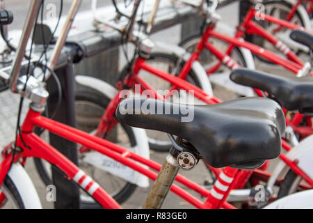 Fahrrad Sattel Nahaufnahme von roten Fahrräder in der Stadt Stockfoto